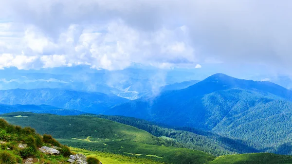 밝고, 아름 다운 카 르 파 티아 산맥 풍경입니다. Chornogora 리 지, 우크라이나, 유럽. — 스톡 사진