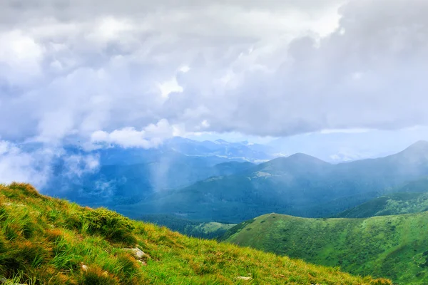 밝고, 아름 다운 카 르 파 티아 산맥 풍경입니다. Chornogora 리 지, 우크라이나, 유럽. — 스톡 사진