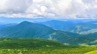 Pitoresk Karpat dağları manzara, yükseklikten görünümü, Chornogora sırt, Ukrayna.