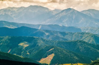 Pitoresk Karpat dağları manzara, yükseklikten görünümü, Chornogora sırt, Ukrayna.