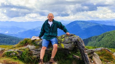 Karpat Dağları, yaz yolculuk içinde kalan isteyen genç erkekler turist portresi