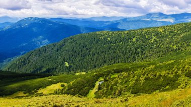 Pitoresk Karpat dağları manzara, yükseklikten görünümü, Chornogora sırt, Ukrayna.