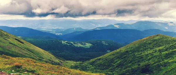 Paisagem pitoresca das montanhas dos Cárpatos, vista da altura, cume Chornogora, Ucrânia . — Fotografia de Stock