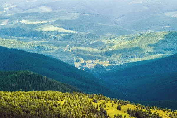 Pittoresco paesaggio montuoso dei Carpazi, vista dall'alto, cresta di Chornogora, Ucraina . — Foto Stock