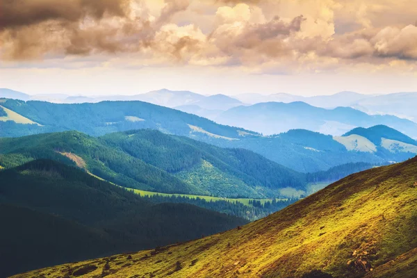 Malebná karpatská pohoří, výhled z výšky, hřeben Chornogora, Ukrajina. — Stock fotografie