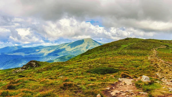 Malerische Karpatenlandschaft, Blick aus der Höhe, Chornogora-Kamm, Ukraine. — Stockfoto