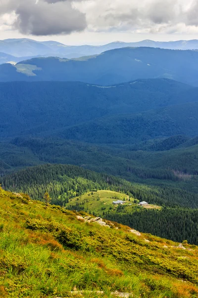 Γραφικό τοπίο των Καρπάθιων βουνών, θέα από το ύψος, κορυφογραμμή της Χορνογκόρα, Ουκρανία. — Φωτογραφία Αρχείου