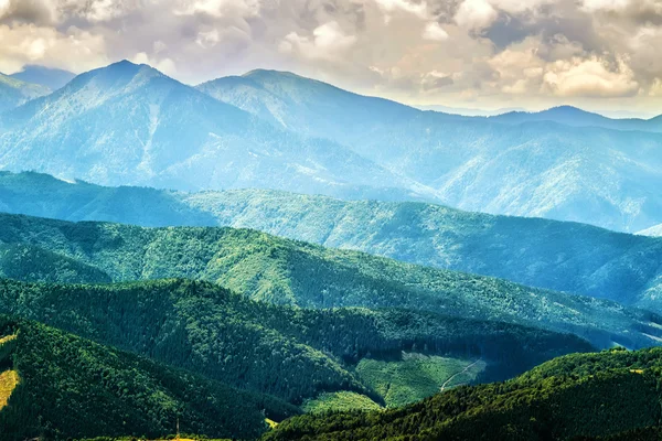 그림 같은 카르파티아 산맥 풍경, 높이에서 보기, 코르노 고라 능선, 우크라이나. — 스톡 사진