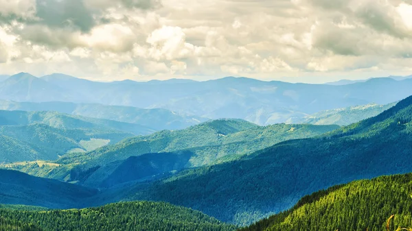 Festői Kárpátok tájai, kilátás a magasságból, Chornogora Ridge, Ukrajna. — Stock Fotó