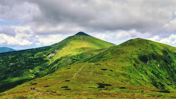 Schilderachtige Karpaten landschap, uitzicht vanaf de hoogte, Chornogora Ridge, Oekraïne. — Stockfoto