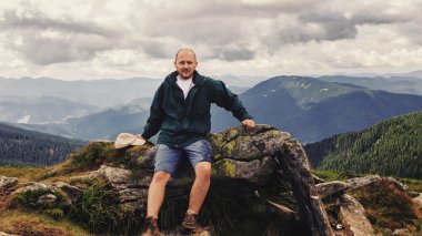 Karpat Dağları, yaz yolculuk içinde kalan isteyen genç erkekler turist portresi