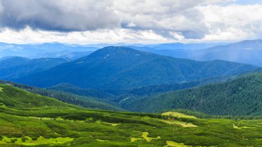 Pitoresk Karpat dağları manzara, yükseklikten görünümü, Chornogora sırt, Ukrayna.