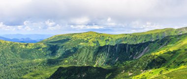 Pitoresk Karpat dağları manzara, yükseklikten görünümü, Chornogora sırt, Ukrayna.