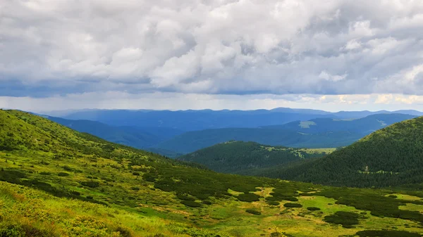 Malownicze Karpaty krajobraz, widok z wysokości, Chornogora grzbiet, Ukraina. — Zdjęcie stockowe