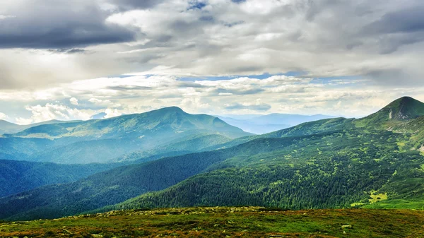 Festői Kárpátok tájai, kilátás a magasságból, Chornogora Ridge, Ukrajna. — Stock Fotó