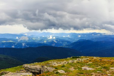 Pitoresk Karpat dağları manzara, yükseklikten görünümü, Chornogora sırt, Ukrayna.