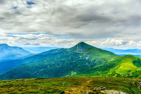 Malerische Karpatenlandschaft, Blick aus der Höhe, Chornogora-Kamm, Ukraine. — Stockfoto