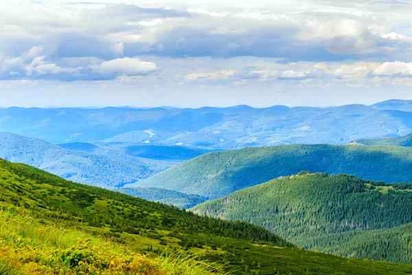 Pintoresco paisaje montañoso de los Cárpatos, vista desde la altura, Ucrania . — Foto de Stock