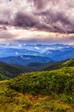Pitoresk ve dramatik Karpat Dağları manzara, gün batımı akşam saat, Ukrayna.