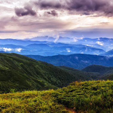 Pitoresk ve dramatik Karpat Dağları manzara, gün batımı akşam saat, Ukrayna.