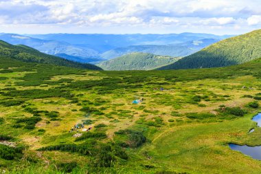 Kamp ve turist Karpat Dağları, vahşi doğa manzara içinde grup yükseklikten görüntülemek.