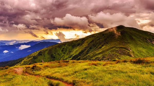 Paisagem pitoresca e dramática das montanhas dos Cárpatos, hora do pôr do sol, Ucrânia . — Fotografia de Stock