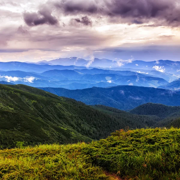 Pitoresk ve dramatik Karpat Dağları manzara, gün batımı akşam saat, Ukrayna.