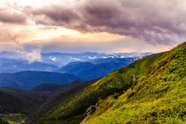 Pitoresk ve dramatik Karpat Dağları manzara, gün batımı akşam saat, Ukrayna.