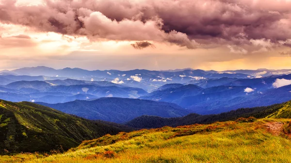 Malerische und dramatische Karpatenlandschaft, Abendsonnenuntergang, Ukraine. — Stockfoto