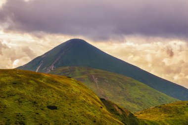 Pitoresk Karpat dağları manzara, Hoverla ve Chornogora sırt görünümü, Ukrayna.