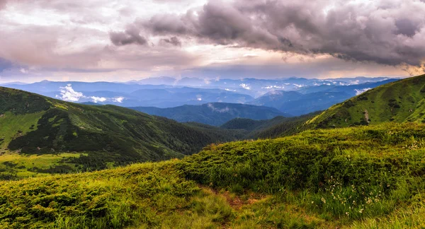 Malebné a dramatické Karpaty krajina, západ slunce večer čas, panoramatický pohled, Ukrajina. — Stock fotografie