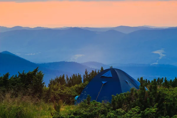 Camping tent in Carpathian mountains, sunset evening time, summertime journey. — Stock Photo, Image