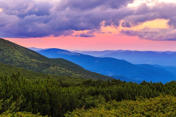 Pitoresk ve dramatik Karpat Dağları manzara, gün batımı akşam saat, Ukrayna.