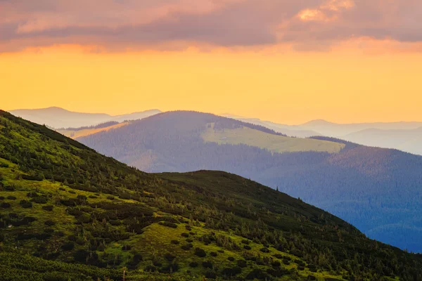 Karpaten pittoreske en dramatische landschap, zonsondergang avond de tijd, Oekraïne. — Stockfoto