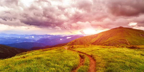 Malerische und dramatische Karpatenlandschaft, Sonnenuntergang abends, Panoramablick, Ukraine. — Stockfoto