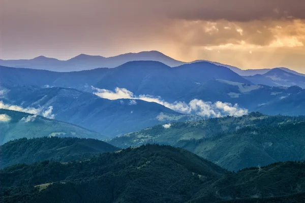 Pitoresk Karpat dağları manzara, dağ sırtları görünümü, Ukrayna. — Stok fotoğraf