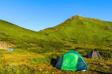 Karpat dağlarında kamp çadırı, gün doğumu sabah, yaz yolculuğu.