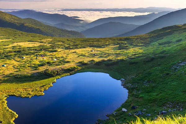 아침에 카르파티아 산맥 풍경, 높이에서 파노라마 보기, 언덕 아래 네사모비테 호수. — 스톡 사진