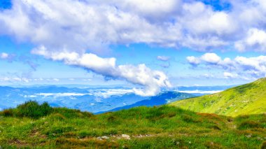 Pitoresk Karpat dağları manzara, yükseklikten görünümü, Ukrayna.