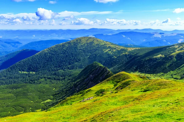 Γραφικό τοπίο των Καρπάθιων βουνών, θέα από το ύψος, Ουκρανία. — Φωτογραφία Αρχείου