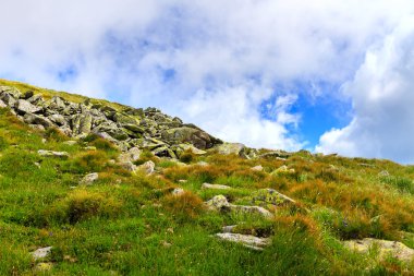 Karpat dağları manzara, bulutlar ile parlak gökyüzü altında taşlar ile tepe, Ukrayna.
