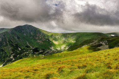 Pitoresk ve dramatik Karpat Dağları altında büyük yağmur bulutları, doğa manzara yaz, Ukrayna.