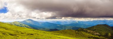 Yaz aylarında pitoresk Karpat dağları manzara, geniş açılı panoramik görünümü, Ukrayna.