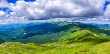 Yaz aylarında pitoresk Karpat dağları manzara, geniş açılı panoramik görünümü, Ukrayna.