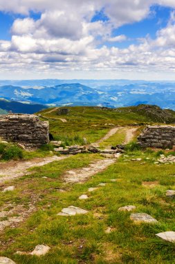 Karpatlar Pip Ivan dağının tepesinde Kir yol ve taş duvar harabe, doğa manzara, Ukrayna.
