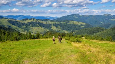 Turistler dağlardan vadiye, Karpatlar, Ukrayna, Doğa manzara inerler.