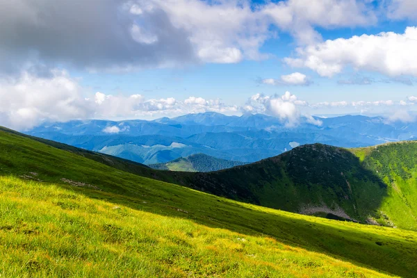 Malebná karpatská pohoří v létě, výhled z výšky, Ukrajina. — Stock fotografie