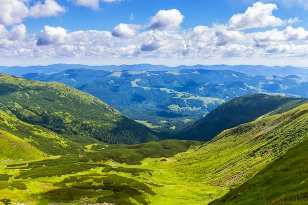 Paisagem pitoresca das montanhas dos Cárpatos no verão, vista da altura, Ucrânia . — Fotografia de Stock