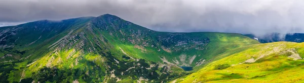 Yaz aylarında pitoresk Karpat dağları manzara, geniş açılı panoramik görünümü, Ukrayna. — Stok fotoğraf