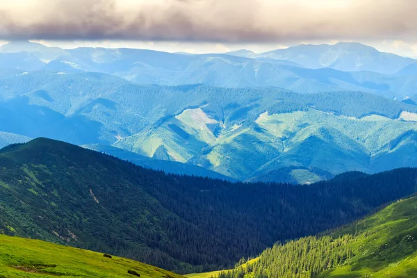 Pintoresco paisaje montañoso de los Cárpatos en verano, vista desde lo alto, Ucrania . — Foto de Stock